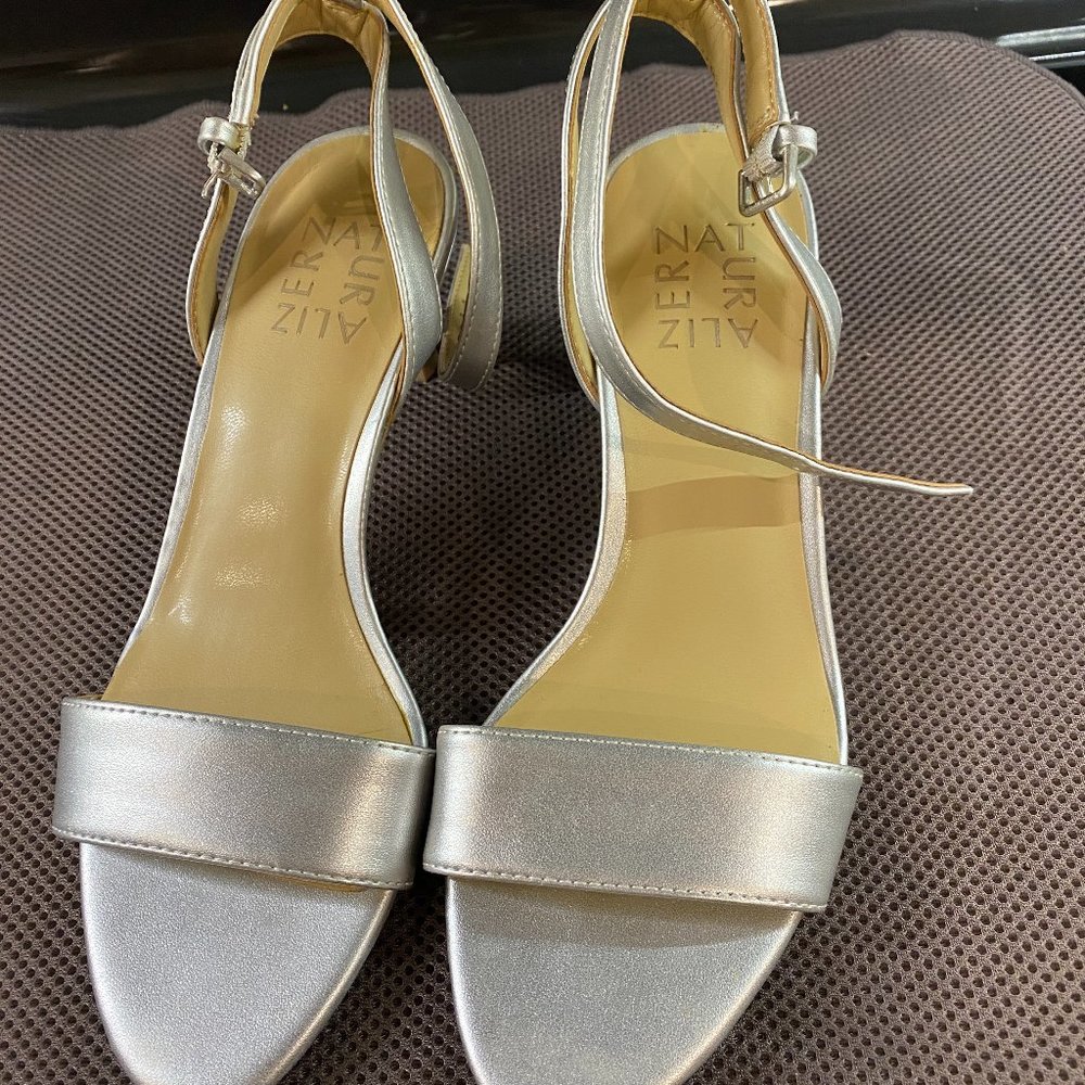 Naturalizer Silver Sandals size 6 rrr